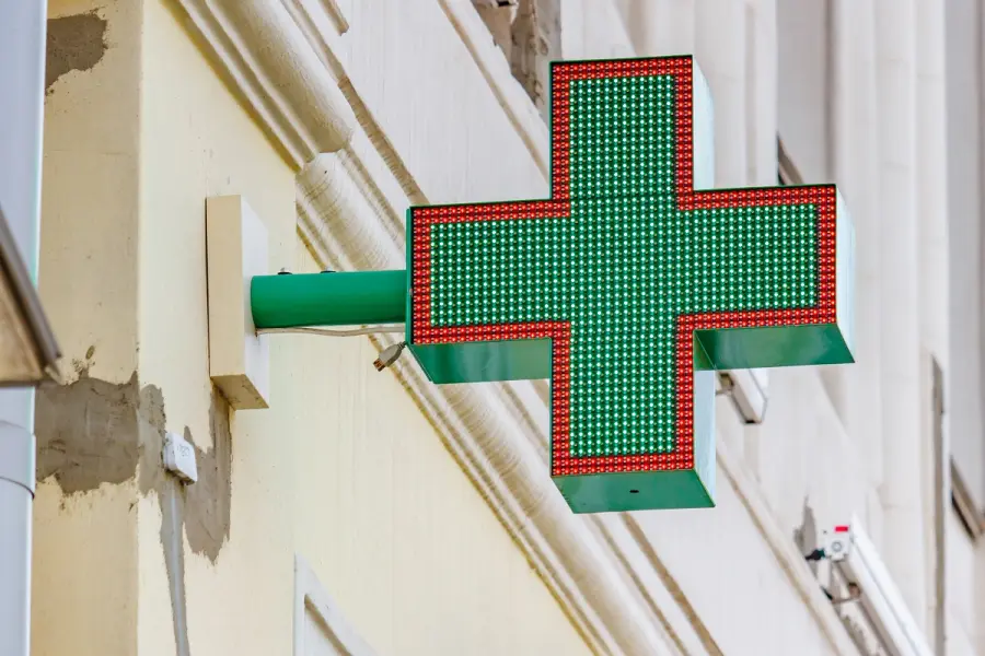 Le funzioni e la simbologia della croce a LED per parafarmacia