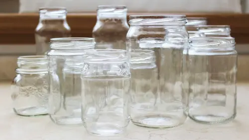 Come rimuovere in maniera semplice e naturale le etichette dai barattoli