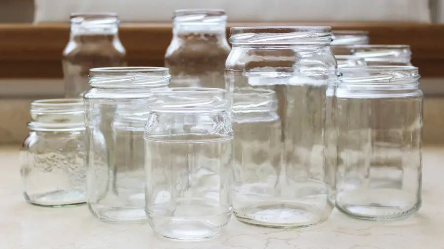 Come rimuovere in maniera semplice e naturale le etichette dai barattoli