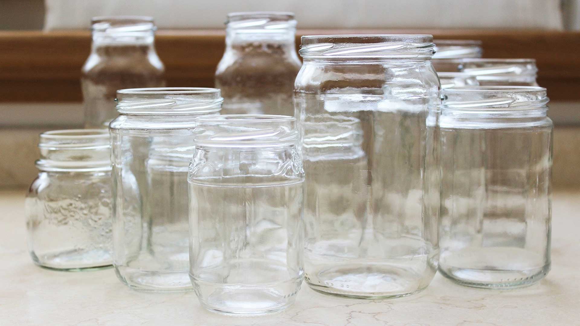 Come rimuovere in maniera semplice e naturale le etichette dai barattoli