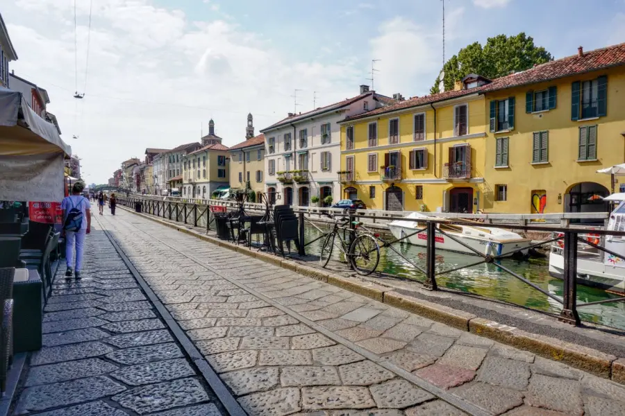 Milano oltre i luoghi comuni: una città che si scopre camminando