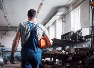 Cosa sono i saliscale elettrici e perché sono utili in azienda industria