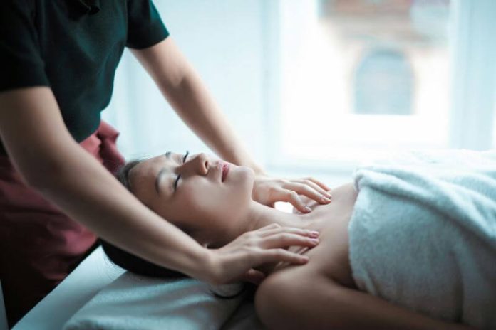 Terapia una donna che sta facendo un massaggio
