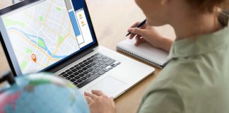 La Local SEO: il segreto per farsi trovare dai clienti vicini un ragazzo con un laptop