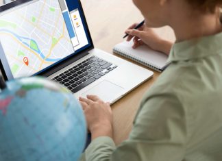 un ragazzo con un laptop