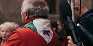 Italiani, popolo di santi, poeti e navigatori….sul web Un uomo dall'Italia
